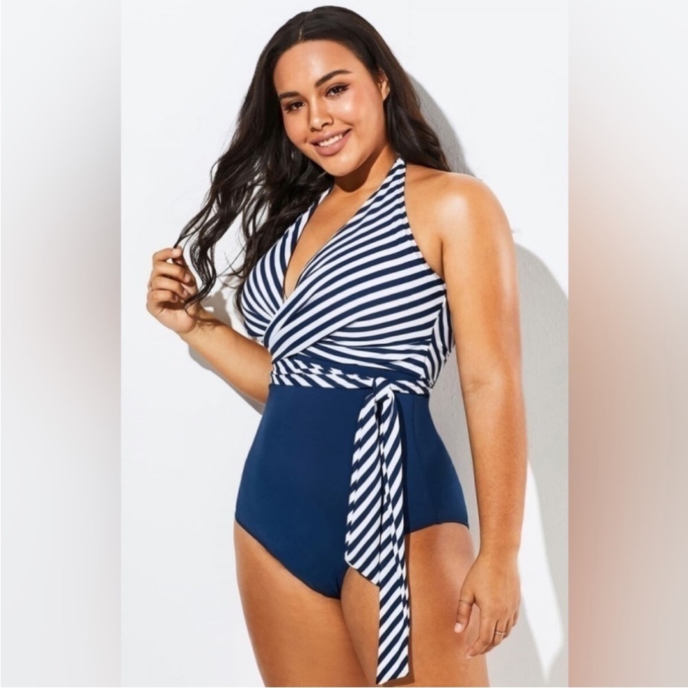 New Meet.Curve Halter One Piece Swimsuit - Picture 3 of 6
